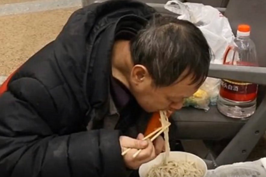 Wei Jianguo od 10 lat mieszka na lotnisku w Pekinie