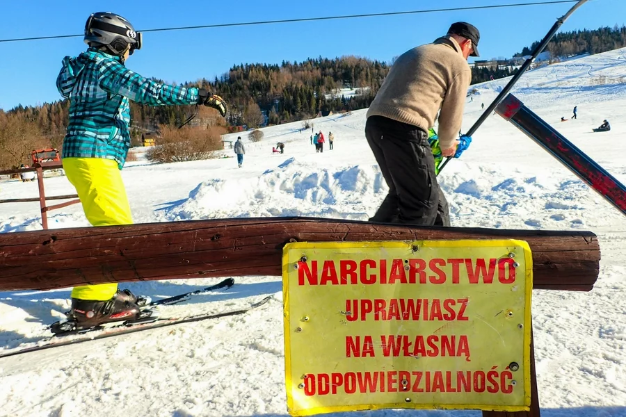 Narciarze uciekają z Zakopanego do sąsiednich miejscowości.