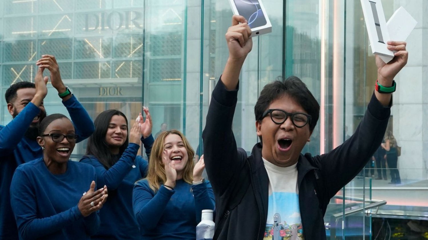 iPhone 16, którego premiera odbyła się we wrześniu w Nowym Jorku, ma być pierwszym telefonem Apple stworzonym z myślą o AI.