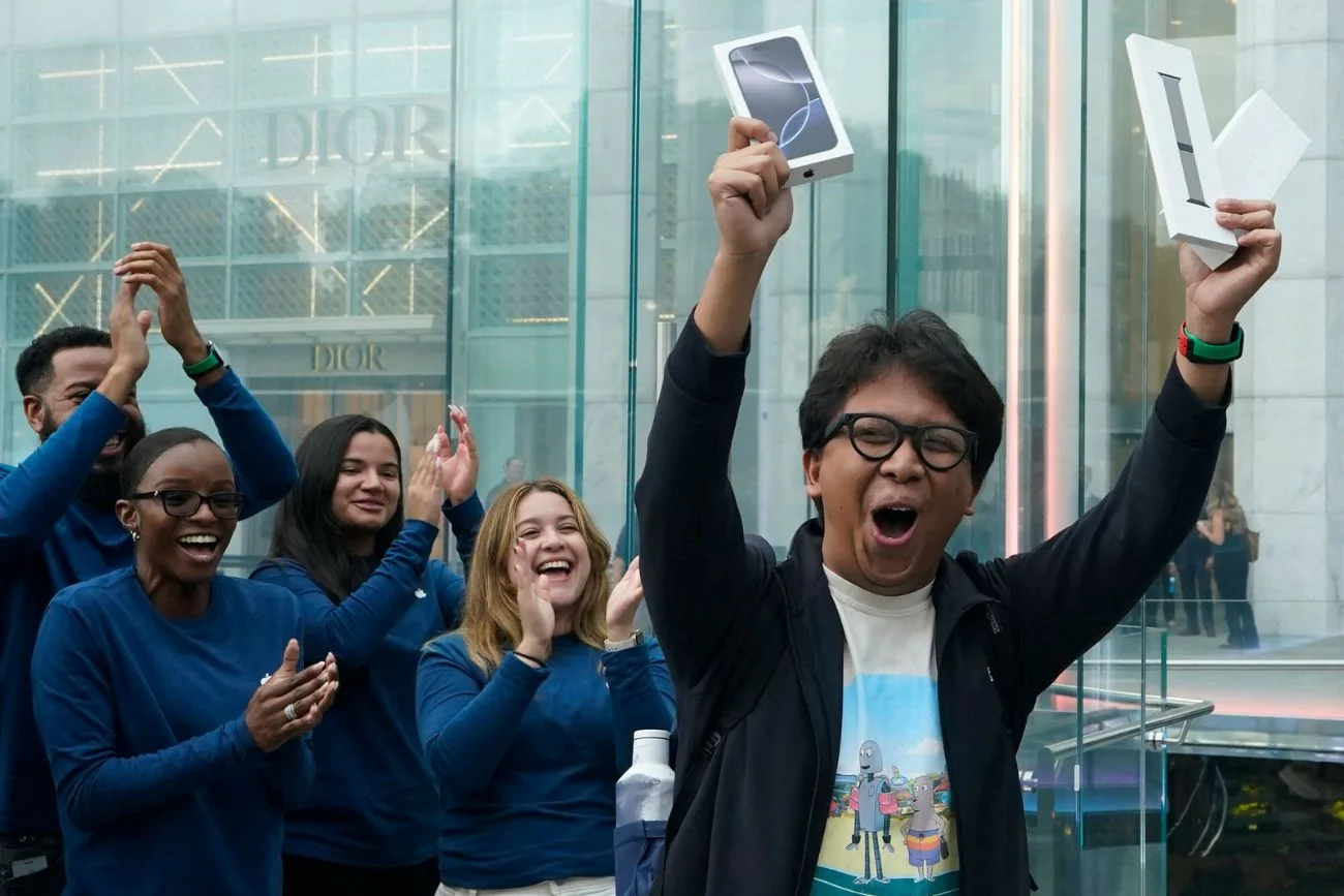 iPhone 16, którego premiera odbyła się we wrześniu w Nowym Jorku, ma być pierwszym telefonem Apple stworzonym z myślą o AI.