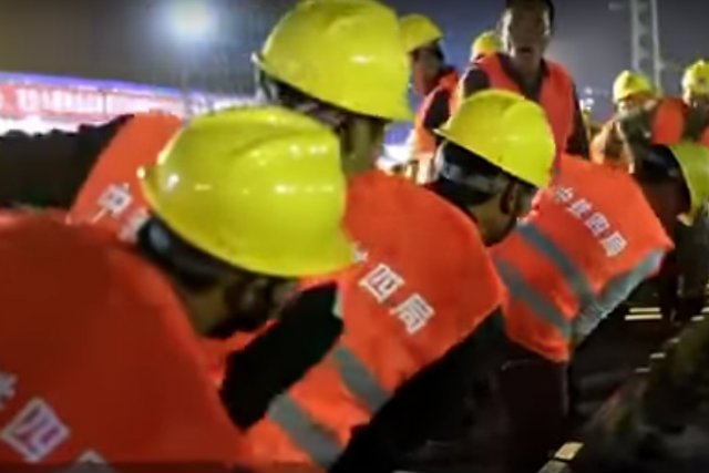 Dokładnie 9 godzin – tyle zajęło chińskim robotnikom zbudowanie połączenia trzech linii kolejowych z nowym dworcem w miejscowości Longyan