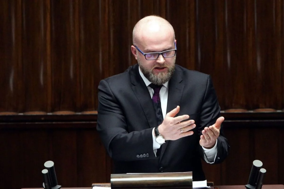 Wiceminister zdrowia Krzysztof Łanda podczas debaty o zmianach w polityce senioralnej.
