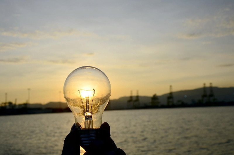 Standardowe żarówki, za którymi przepadło nasze społeczeństwo, zostały wycofane z produkcji w wielu krajach Unii Europejskiej. Dzięki badaniom naukowców z MIT wysłużone żarówki będą mogły odzyskać dawną świetność