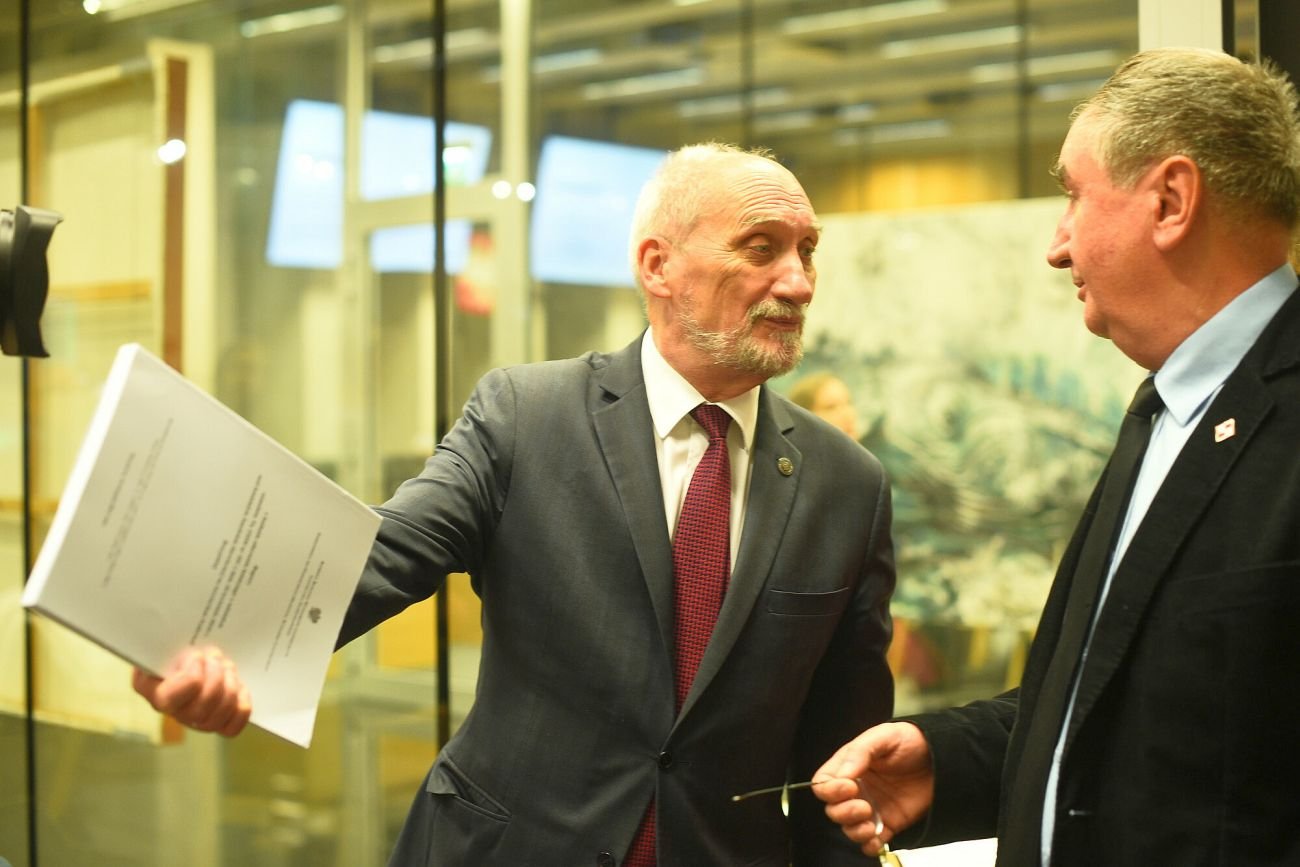 Działalność komisji smoleńskiej Macierewicza kosztuje nas kolejne miliony