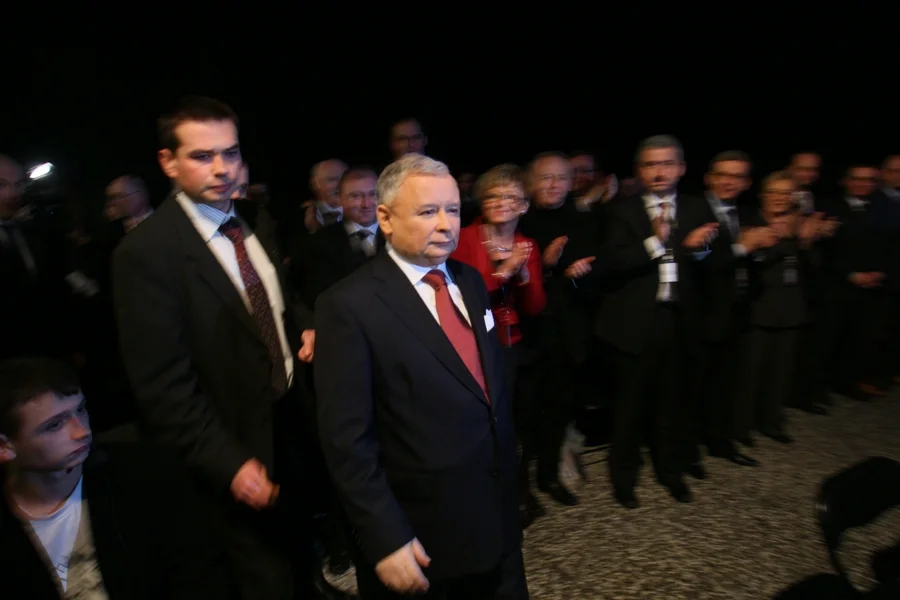 PiS to tylko pozornie jednolity blok: w partii aż kotłuje się od frakcji, które rywalizują nie tylko politycznie, ale też w biznesie.