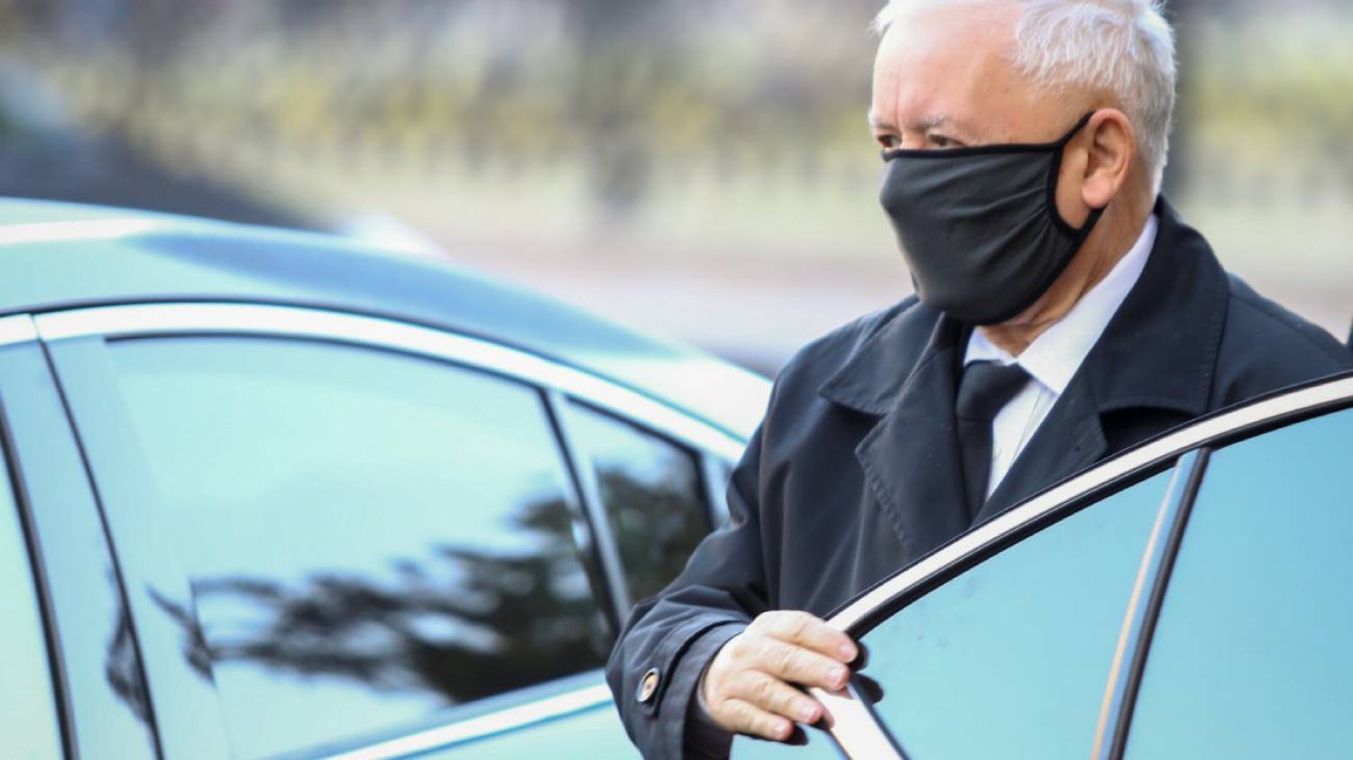 Prezes PiS Jarosław Kaczyński wysiada z samochodu