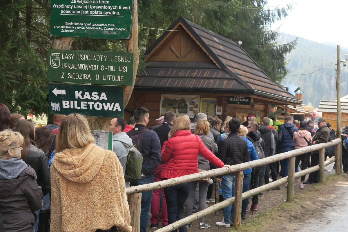 Kolejki w miejscach turystycznych nie są niczym dziwnym