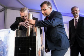 Prezes Zbigniew Jagiełło w towarzystwie wicepremiera Piotra Glińskiego.
