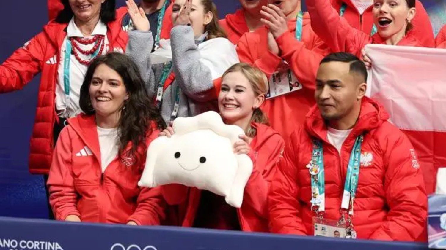 Polski pieróg podbija Igrzyska Olimpijskie. Maskotkę wyprodukowano w niezwykły sposób Polska kadra olimpijska trzymająca pieroga pluszaka