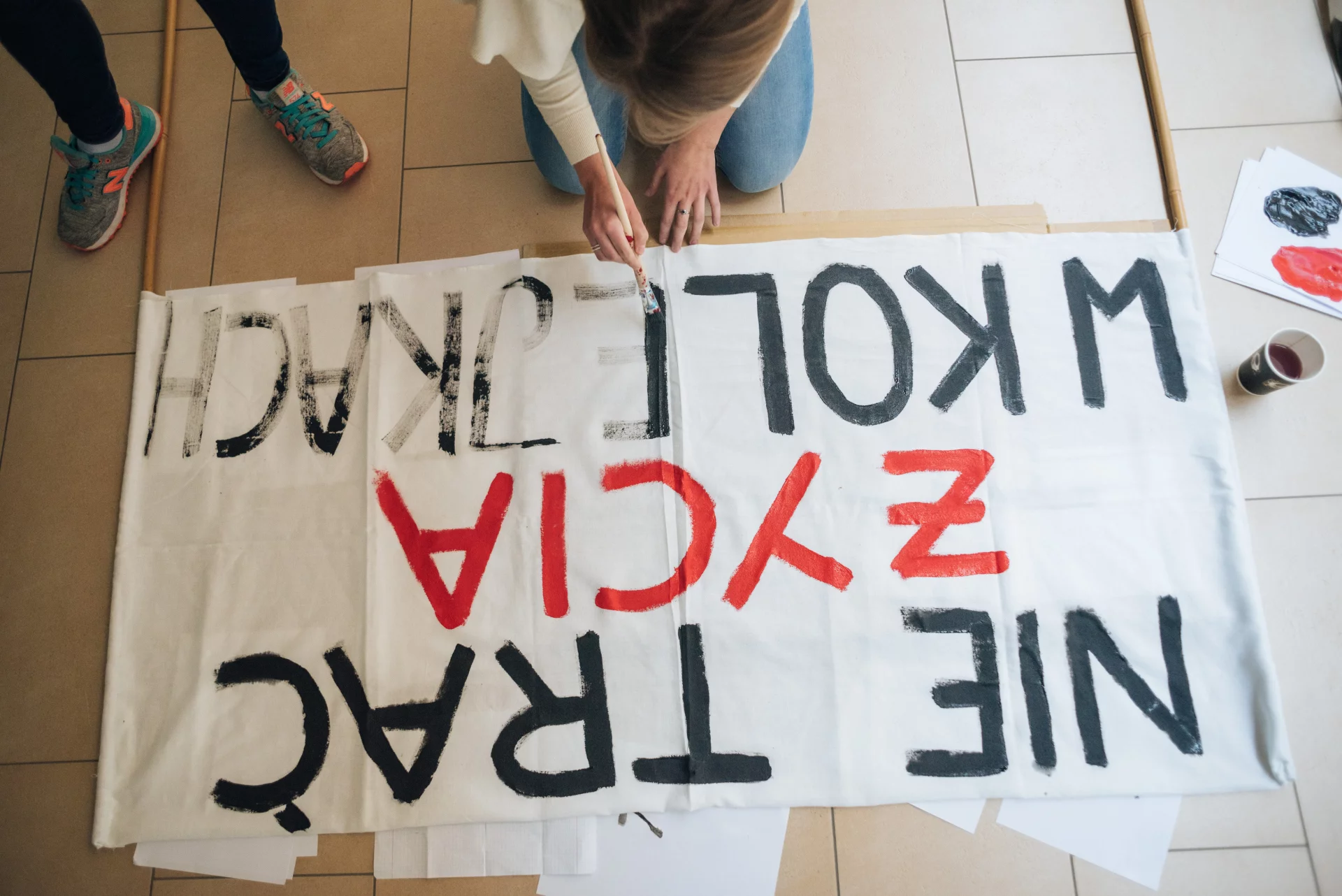 Pracownicy medyczni rozpoczynają nowy czarny protest domagając się podwyżek i więcej pieniędzy dla służby zdrowia. Protestują też policjanci, którzy zamiast mandatów, będą dawać pouczenia.