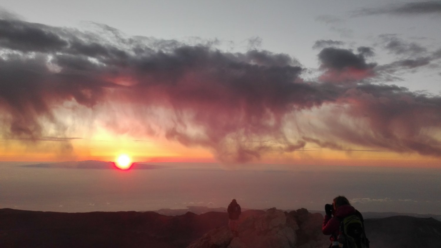 Oglądam wschód słońca nad oceanem z wulkanu El Teide