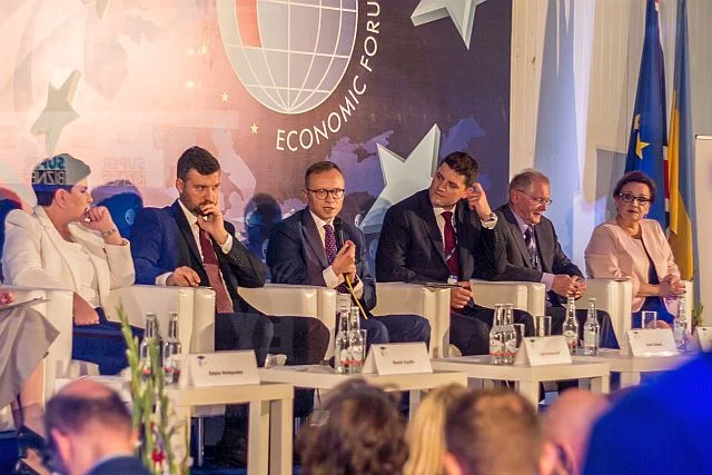 Dla polityków u władzy, Forum to test swoich pomysłów i próba poddania ich krytyce.