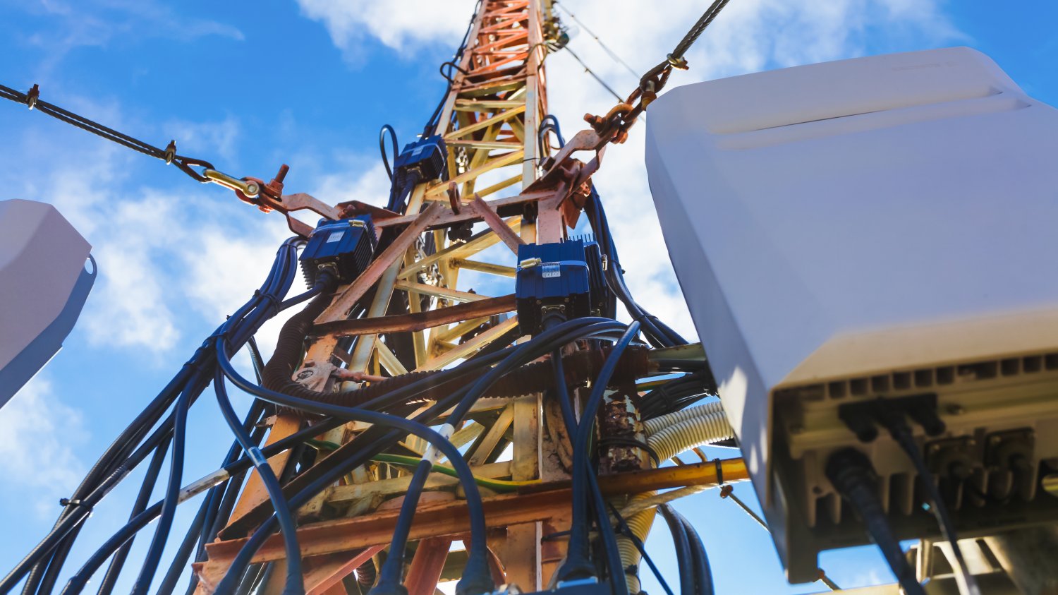 Zwolennicy teorii spiskowych dokonują ataków na infrastrukturę 5G w niektórych krajach Europy. Dowodzą związku między siecią 5G a pandemią COVID-19
