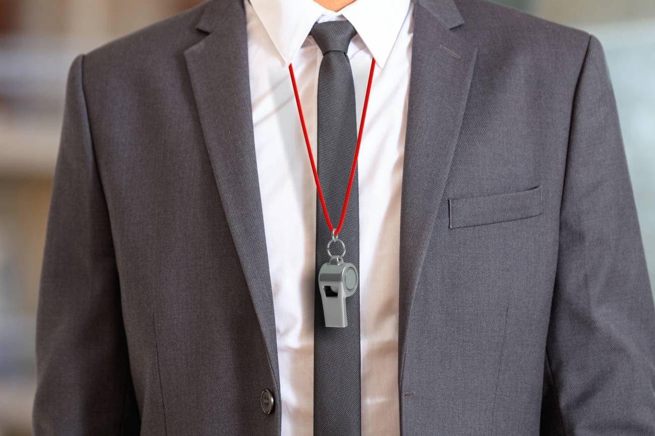 Mężczyzna w garniturze z gwizdkiem