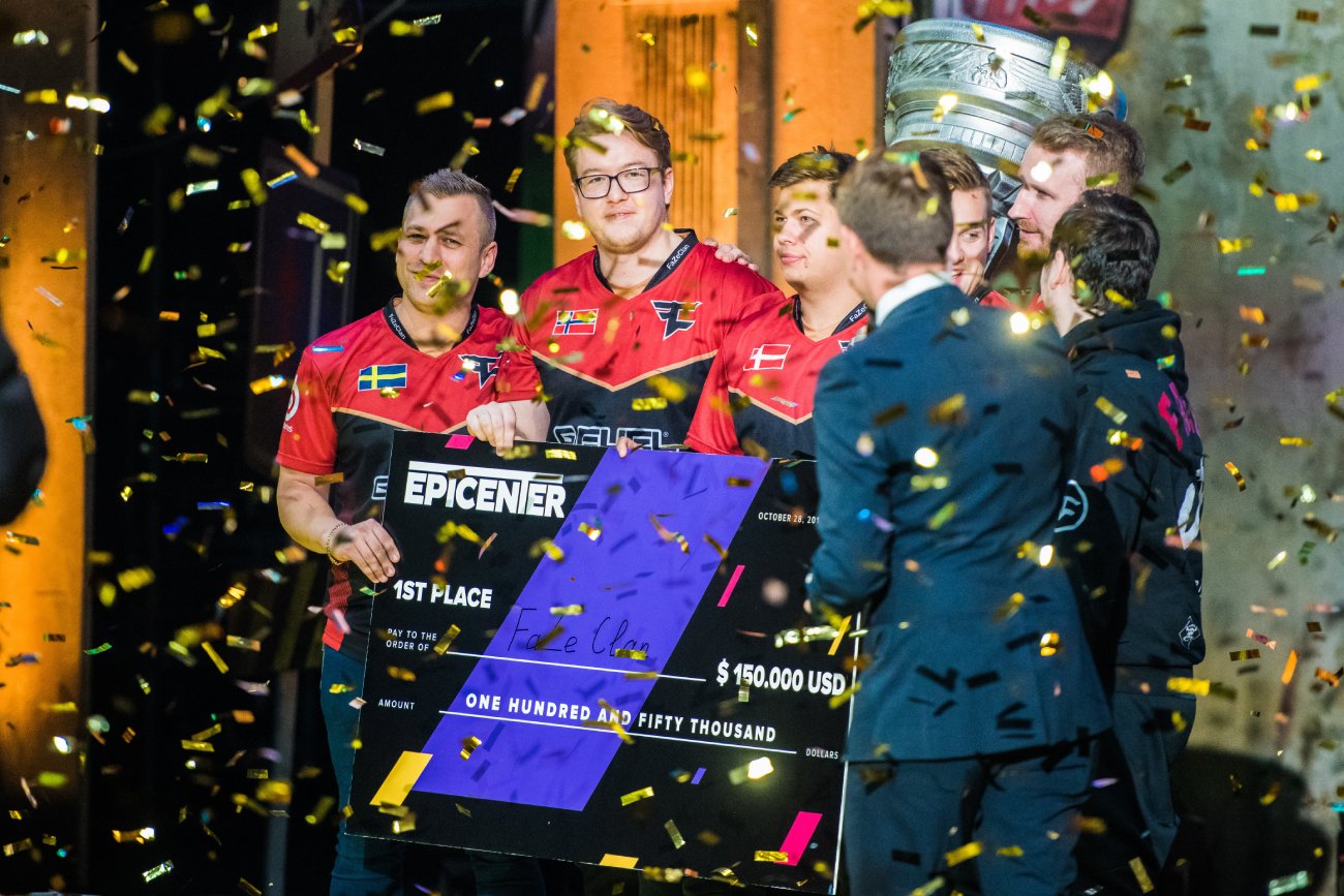 zwycięzcy turnieju drużyna klanu FaZe na scenie z trofeum za wygraną wielkim pucharem