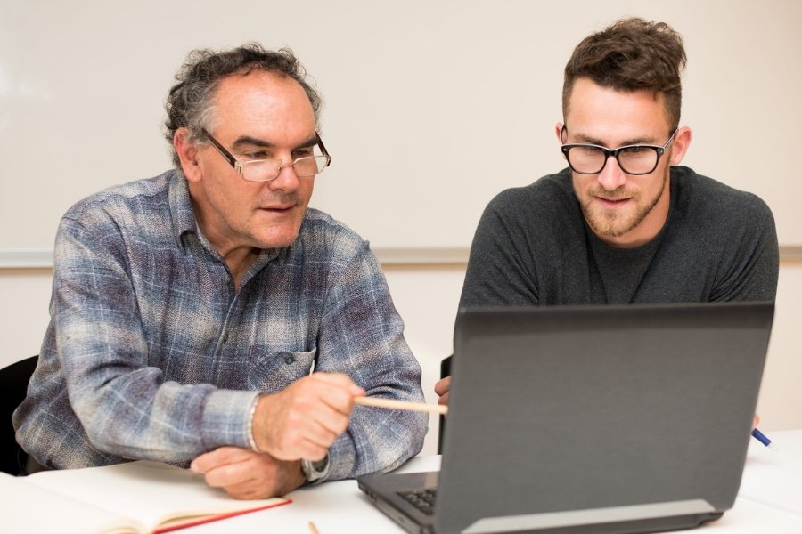 W mentoringu w Polsce coraz częściej chodzi nie o zarabianie pieniędzy lecz rozwój osobisty.