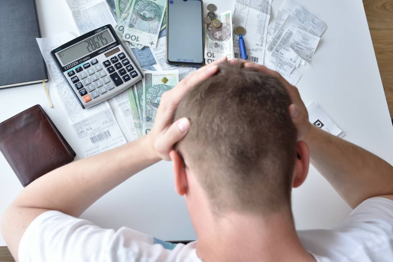 Mężczyzna z problemami finasowymi