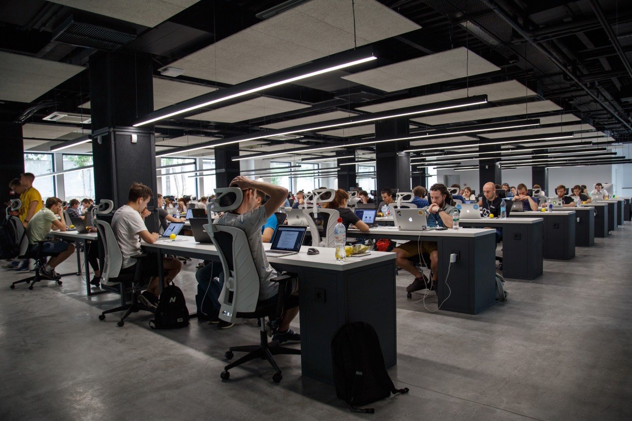 ludzie pracujący w biurze