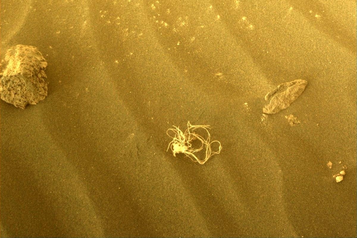 Co tydzień NASA dzieli się ze światem "zdjęciem tygodnia" z bezzałogowej misji badawczej Mars 2020. Tym razem amerykańska agencja kosmiczna opublikowała fotografię wykonaną przez łazika Perseverance, na której widać leżący na piasku podejrzany przedmiot