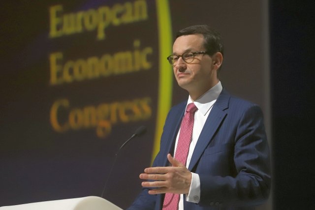 Premier Morawiecki znów rozminął się z faktami. Posługując się fałszywymi danymi, twierdził, że Polska dopłaca do budżetu UE.