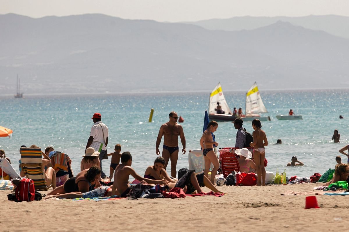 Turyści wywożą z plaż na Sardynii piasek, kamienie i muszelki. Takie zbieranie pamiątek w tamtych rejonach to kradzież.