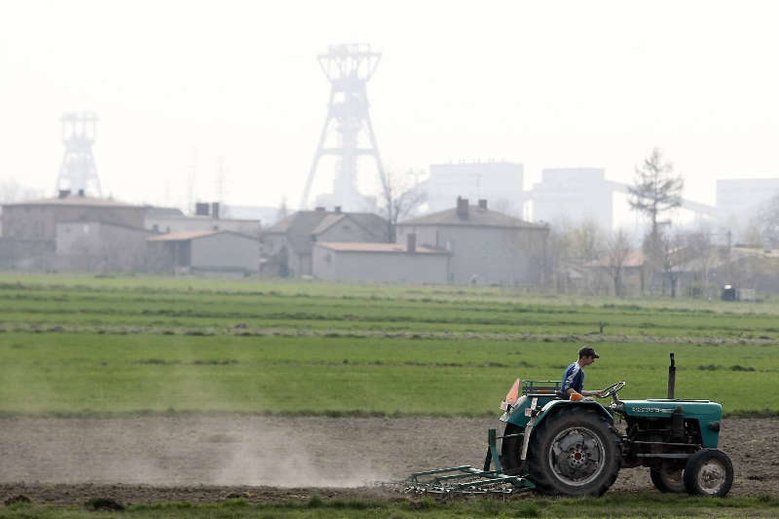 Rolnik walczy z koncernem - zarzuca im zbyt płytkie wkopanie kabla na swoim polu