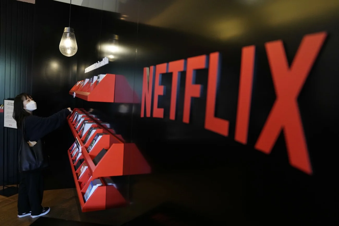 Kobieta stojąca przy logo Netfliksa