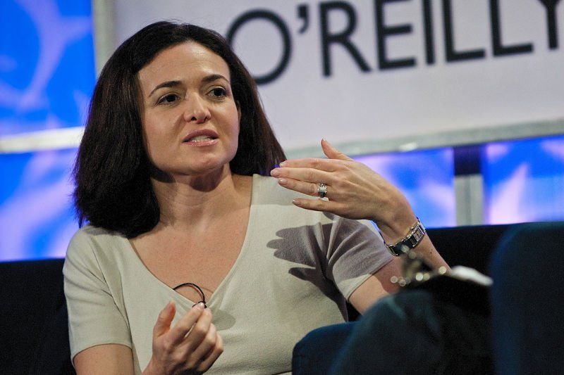 Sheryl Sandberg, dyrektor operacyjna Facebooka pisała o syndromie oszustki w swojej książce "Włącz się do gry. Kobiety, praca i chęć przywództwa".