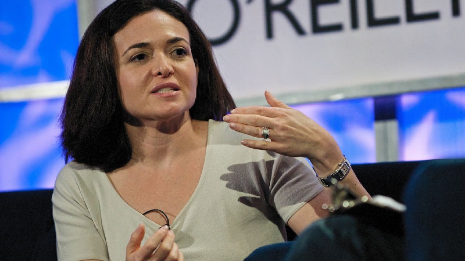 Sheryl Sandberg, dyrektor operacyjna Facebooka pisała o syndromie oszustki w swojej książce "Włącz się do gry. Kobiety, praca i chęć przywództwa".