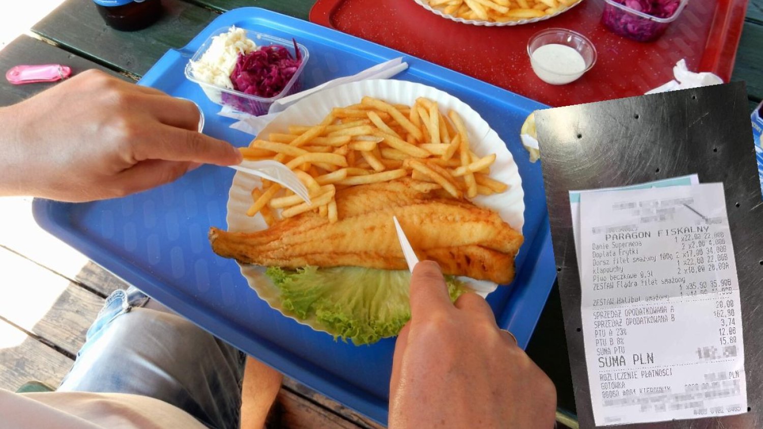 Smażona ryba, frytki, surówka, paragon.