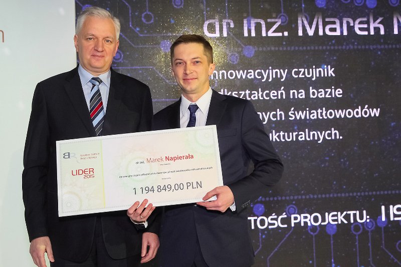 Dr inż. Marek Napierała podczas gali LIDER VI, w czasie której odebrał od ministra nauki i szkolnictwa wyższego Jarosława Gowina czeka za drugi najwyżej oceniony w programie NCBR projekt badawczy