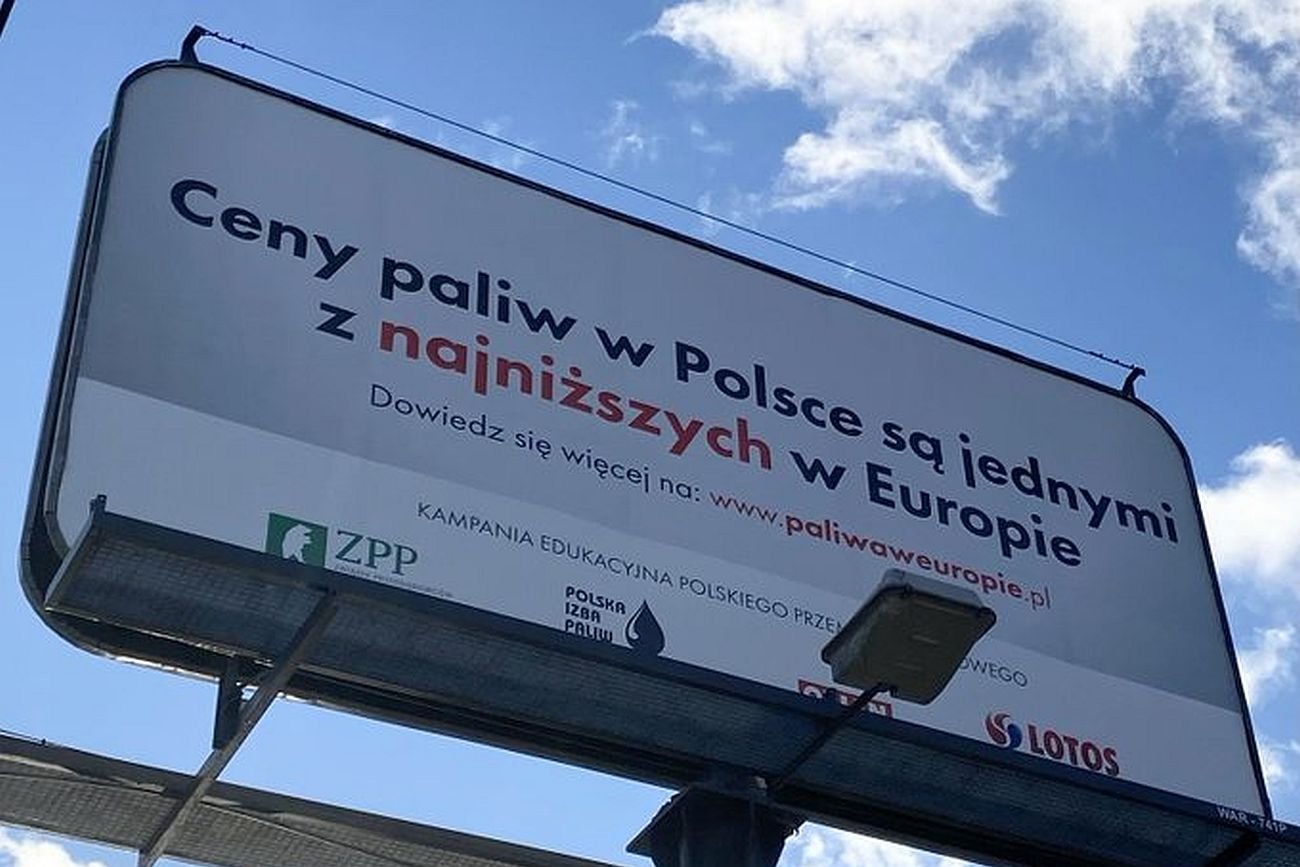 „Każdy kierowca może przypomnieć sobie lata kiedy cena paliwa utrzymywała się na poziomie ponad 5 złotych podczas gdy pensje były o kilkanaście lub kilkadziesiąt procent niższe” - czytamy na stronie udowadniającej, że paliwo jest dziś... tanie