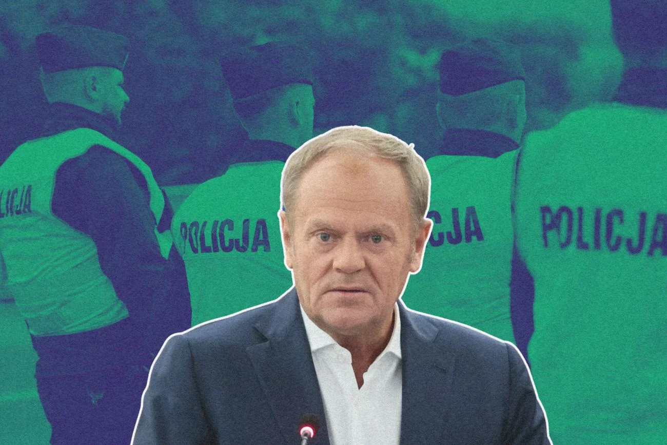 Donald Tusk i policja w tle.