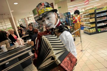 Po marketach celujących w wysoką półkę - jak Bomi czy Alma - pozostało zaledwie wspomnienie.