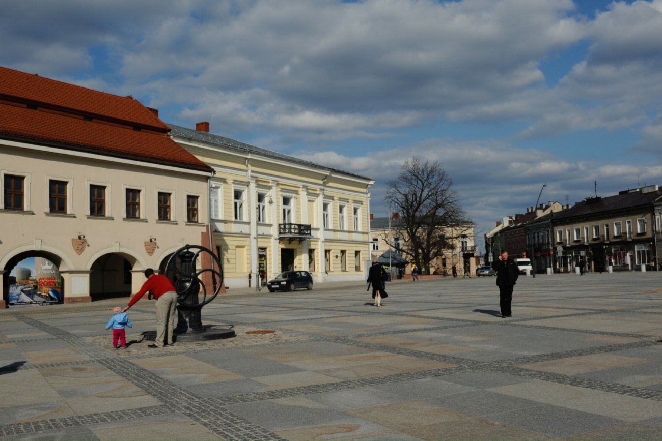 Ludzie, rynek w Kielcach.