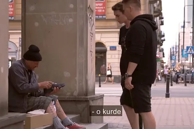 Dwaj internetowi celebryci dali bezdomnemu modne buty za 1000 zł i 1000 zł w gotówce
