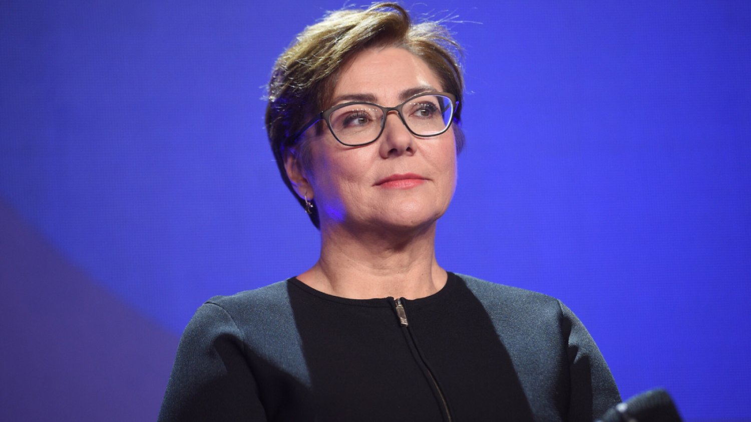 Iwona Duda w czarnym stroju na niebieskim tle w Warszawie podczas 6. edycji kongresu 590