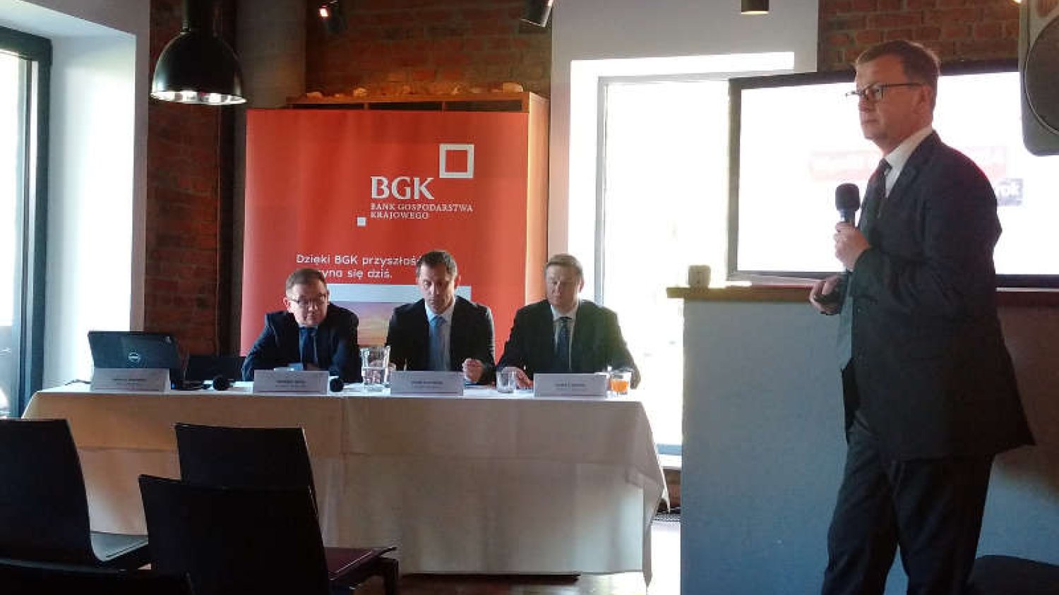 Członkowie zarządu BGK, po prawej prezes Dariusz Kacprzyk