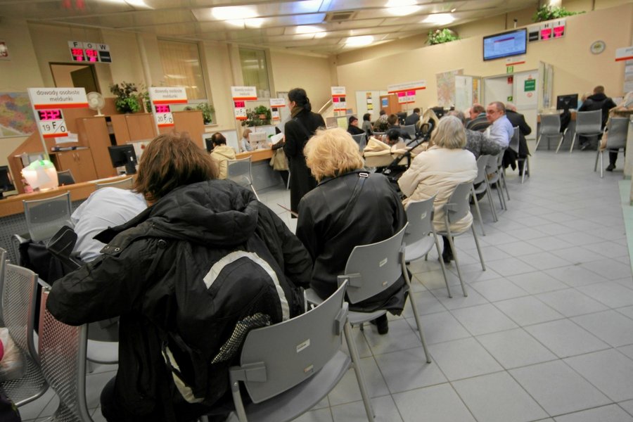 Urzędy na rynku pracownika: zamiast kilkuset chętnych do pracy jako urzędnik bywa kilku.