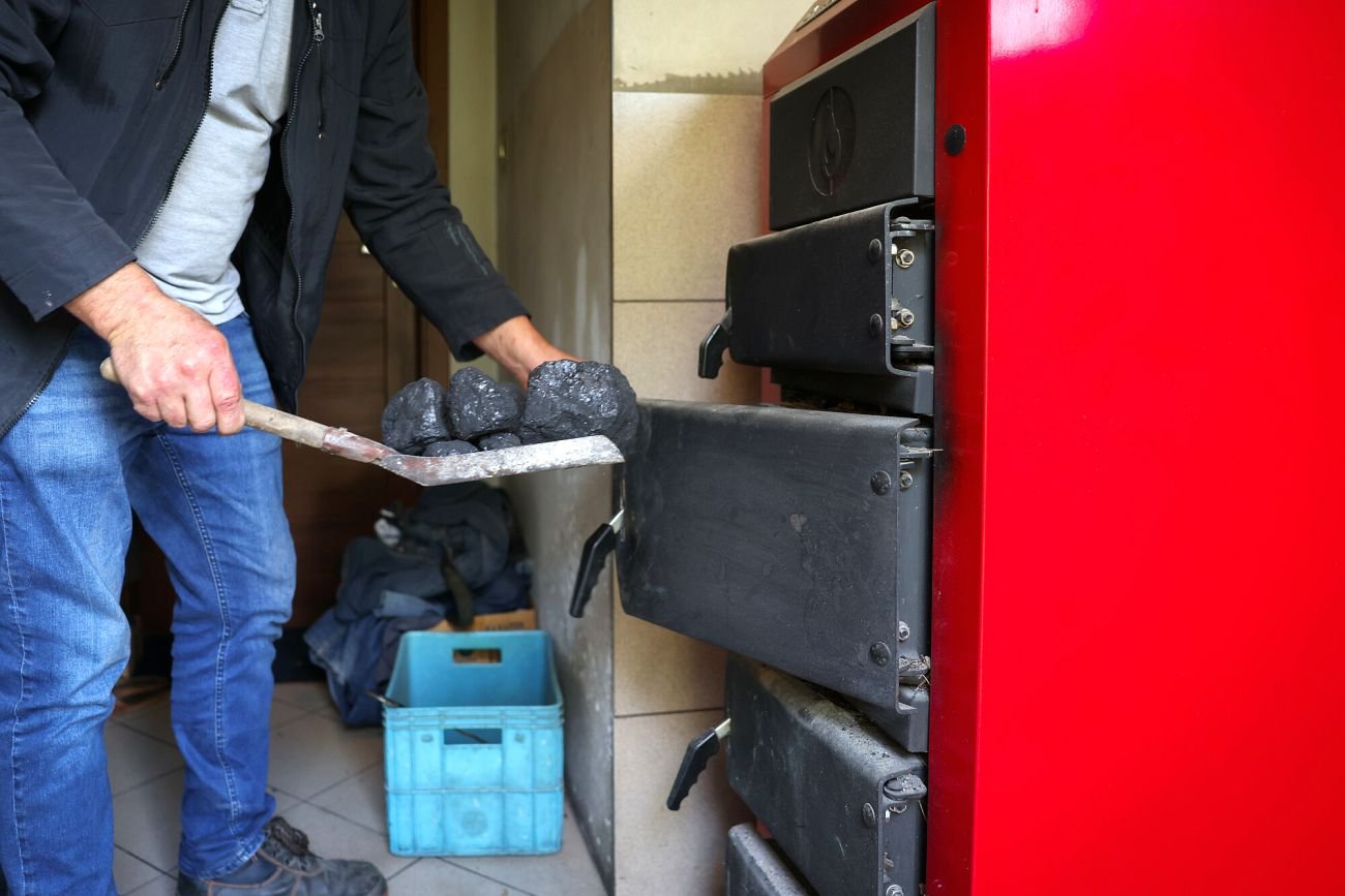 Nadchodzą mrozy, jednak kilkaset tysięcy polskich rodzin nie ma opału na zimę