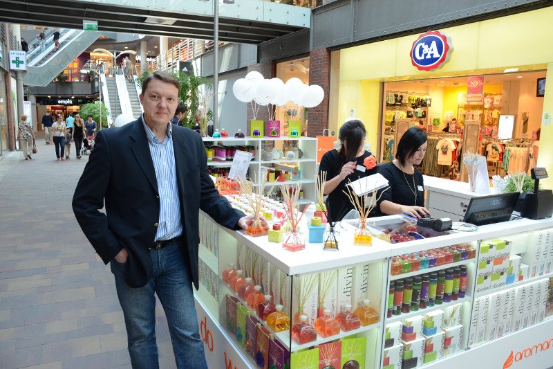 Aromanti to ogólnopolska sieć sklepów sprzedających zapachy do wnętrz w postaci świec, dyfuzorów i lamp. Firmę założył Krzysztof Plitnik, który pracował w takich międzynarodowych korporacjach jak Mars czy Orange