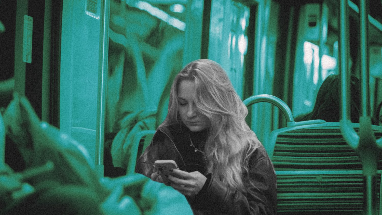 Kobieta korzysta z telefonu, jadąc komunikacją miejską. TikTok naprawdę zmienia mózg?