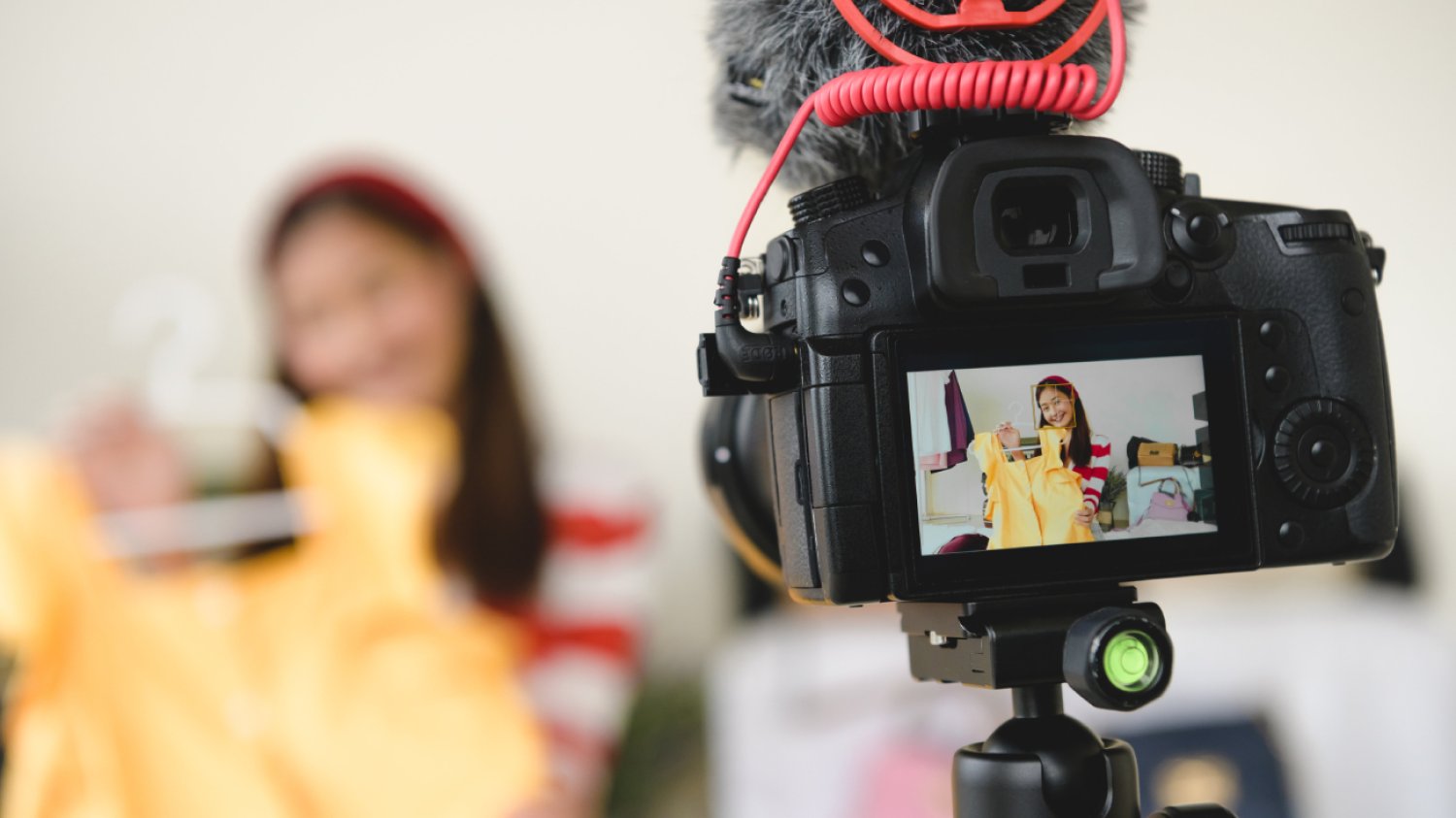 młoda kobieta blogger vlogger nagrywa filmik sprzedaży internetowej na kanale odzież dla kobiet i mężczyzn