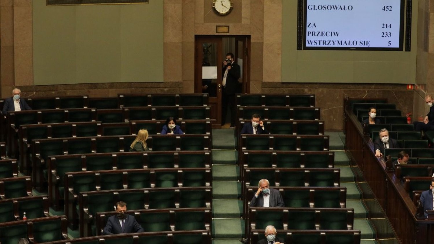W ostatecznej wersji tarczy antykryzysowej zabrakło zwolnienia z ZUS dla wszystkich firm jednoosobowych - co zapowiadał PiS.