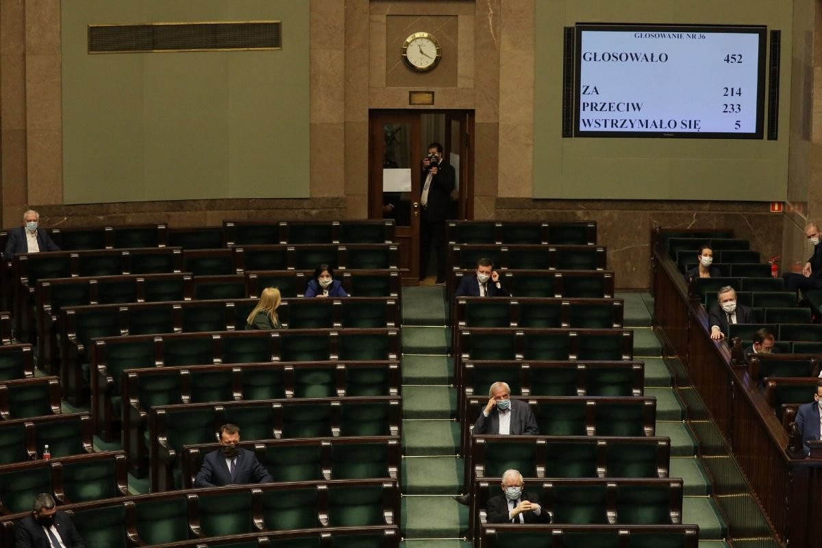 W ostatecznej wersji tarczy antykryzysowej zabrakło zwolnienia z ZUS dla wszystkich firm jednoosobowych - co zapowiadał PiS.