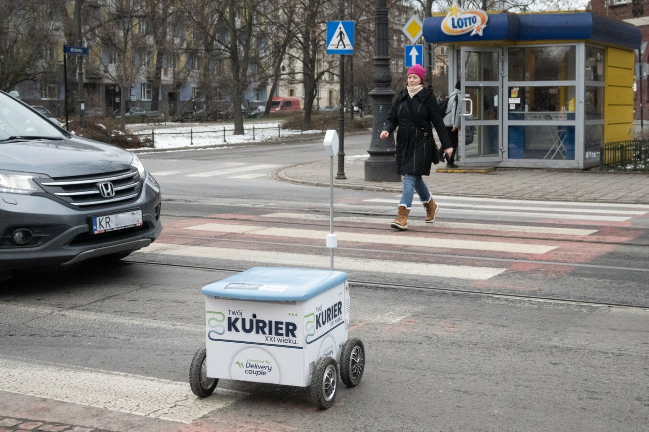 Amerykańska firma chce zmienić roboty dostawcze w mobilne reklamy.
