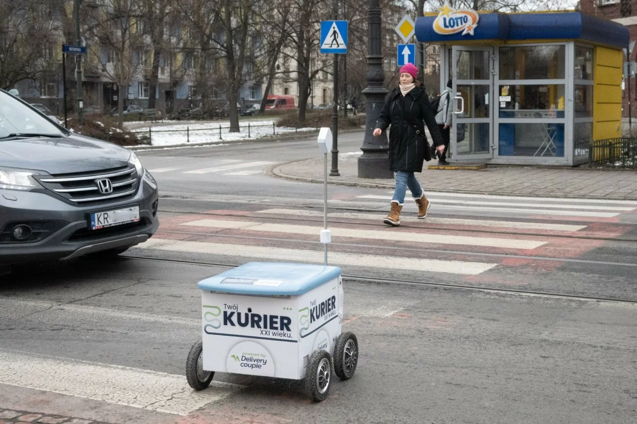 Amerykańska firma chce zmienić roboty dostawcze w mobilne reklamy.