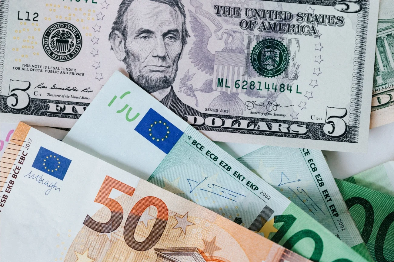 Dolar, euro.
