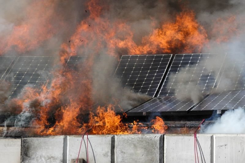 Ugaszenie pożaru paneli fotowoltaicznych nie należy do najłatwiejszych zadań.