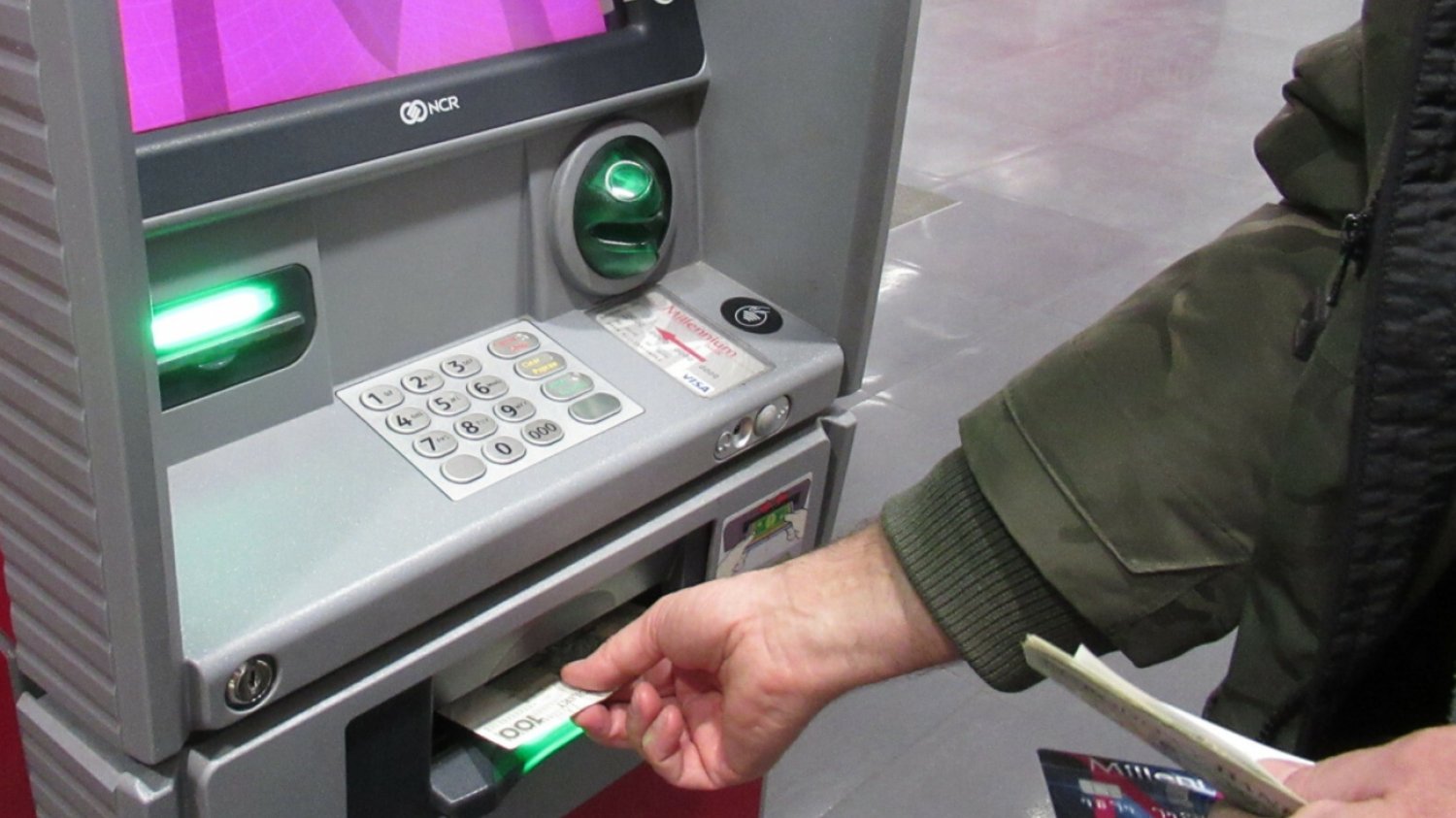 Wypłata gotówki z bankomatu